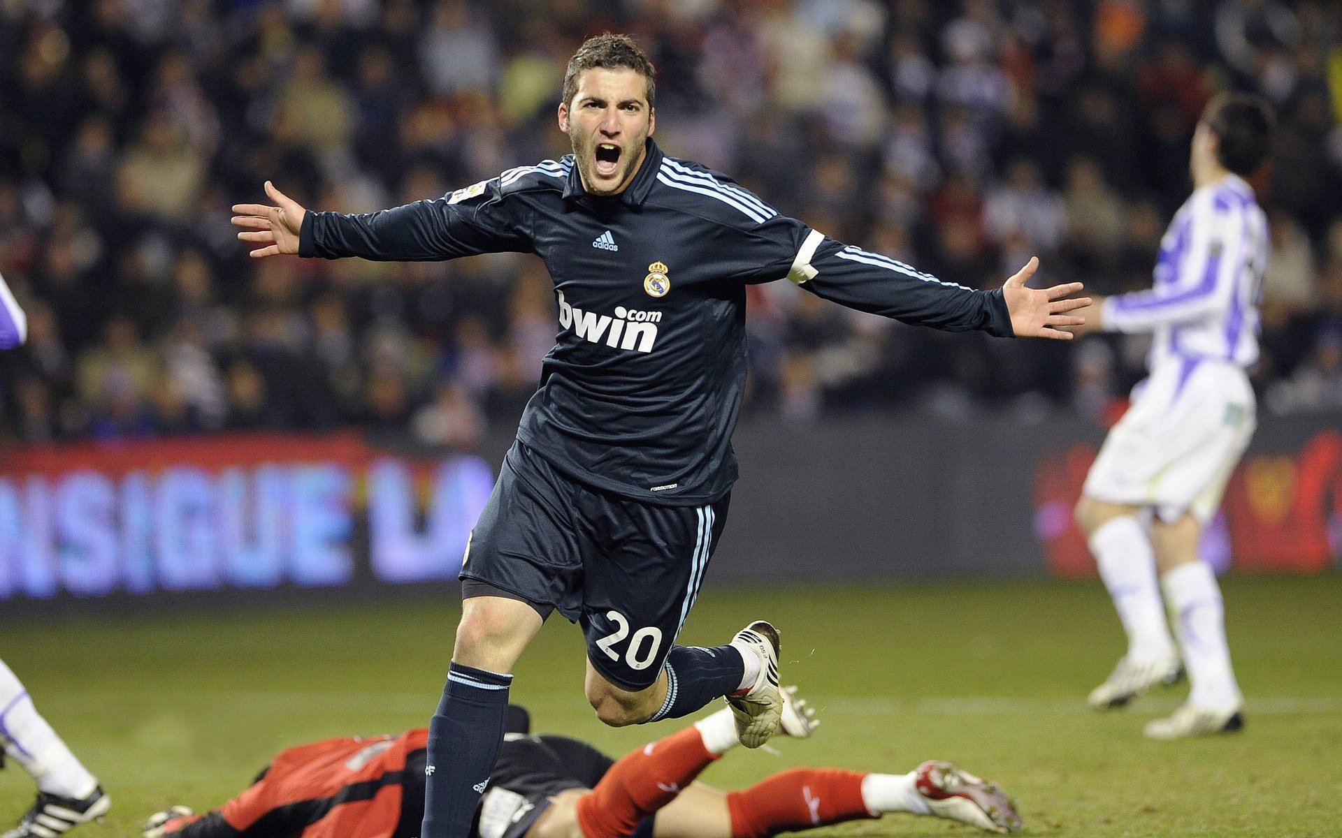 库里称投篮手感来自训练细节的积累，库里投篮发力很轻松